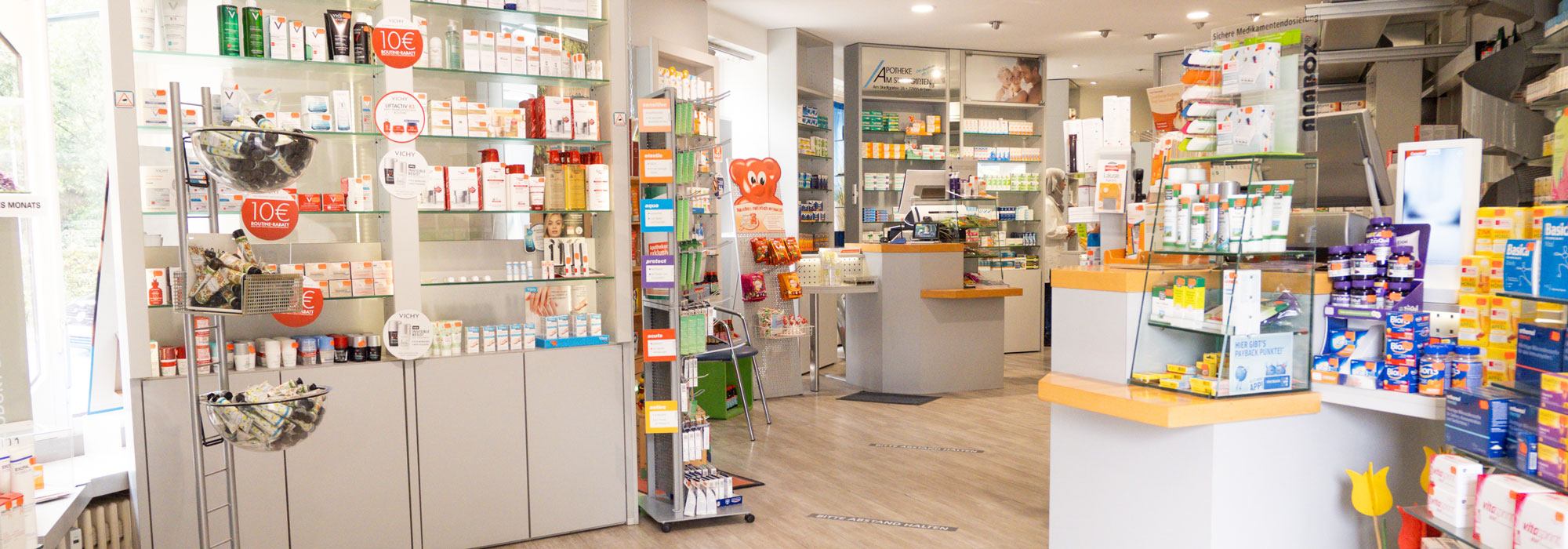 Verkaufsraum der daferner apotheke am Stadtgarten in Achern mit vielen Angeboten und Medikamenten