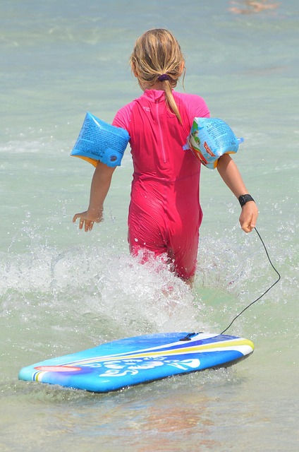 ben_kerckx-child-900339_640 Ein Kind mit UV-Schutzkleidung am Meer.