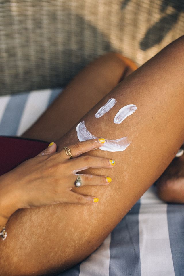 pexels-anntarazevich-7466779 Nahaufnahmen von jemandem, der mit Sonnencreme einen Smiley auf seinen Oberschenkel malt.