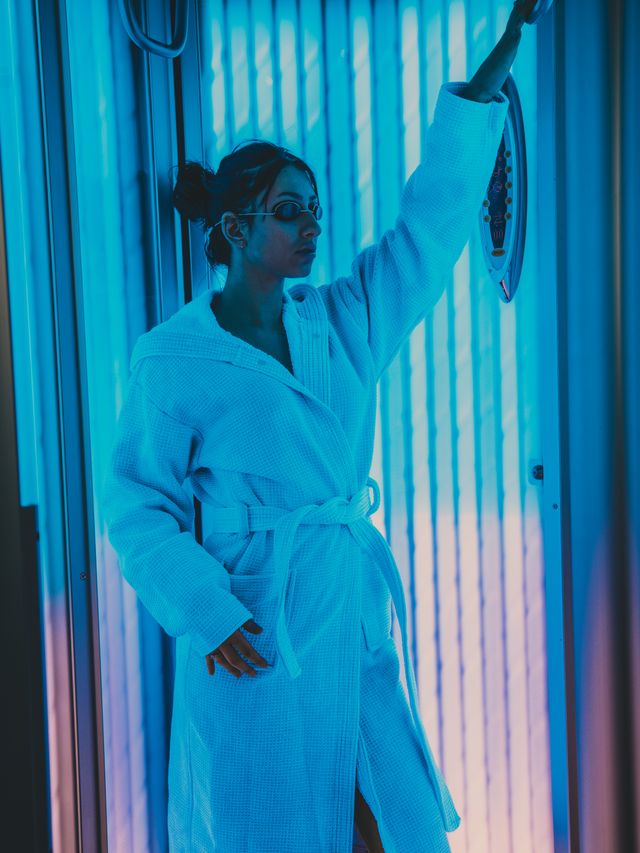 pexels-borishamer-16645412 Eine Frau im Solarium mit geröteter Haut.